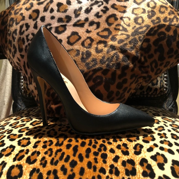 Shoes - BRAND NEW Black stilettos